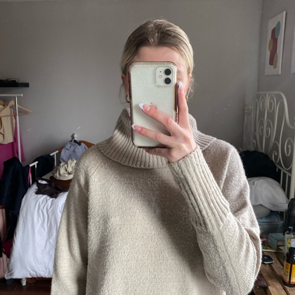 Dynamite sweater!! - Picture 2 of 3